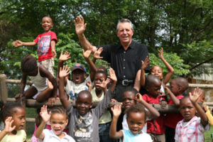 Gary-Player-with-children-from-Blair-Atholl-School